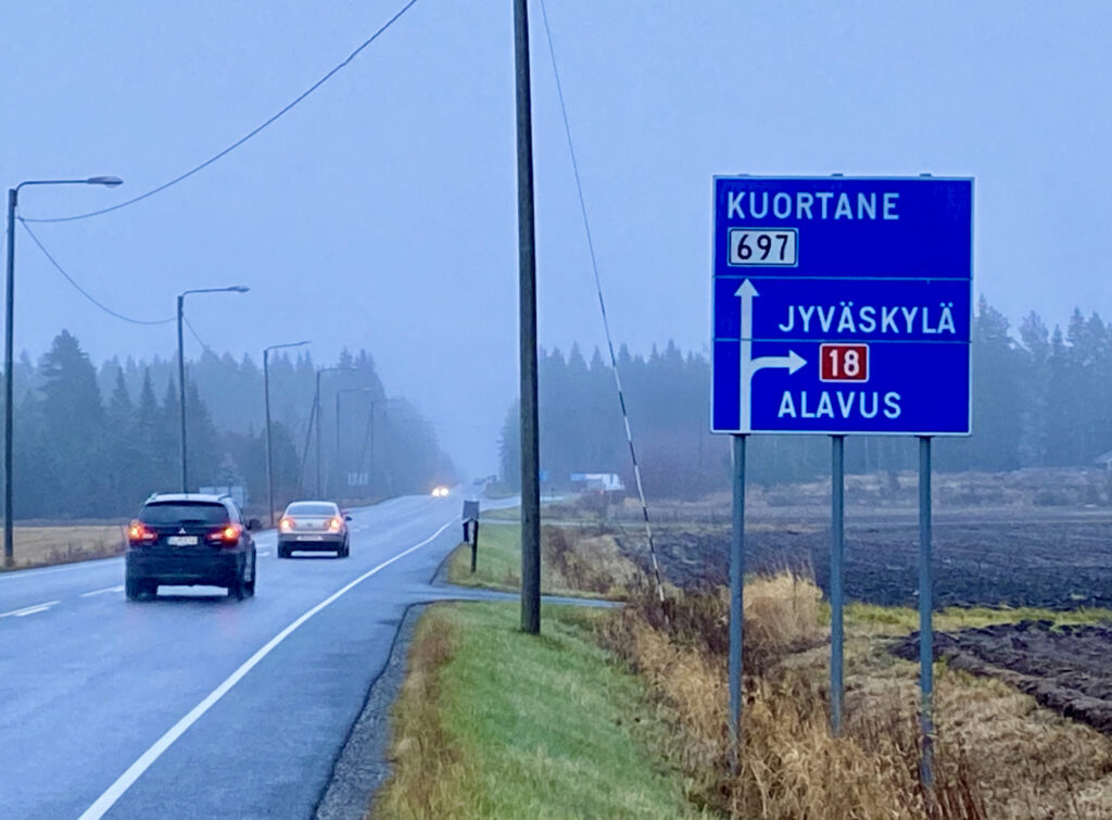 Maantie 697 ja kantatie 18 risteysalue.