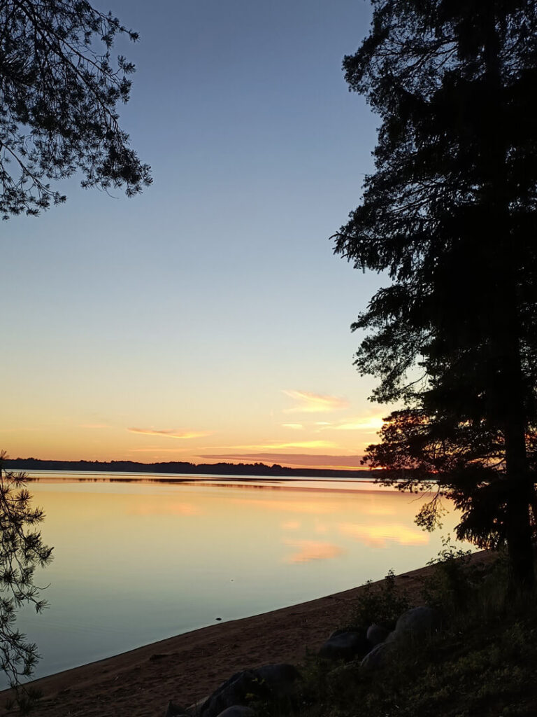 Kuortaneenjärven rantamaisema ilta-auringossa.