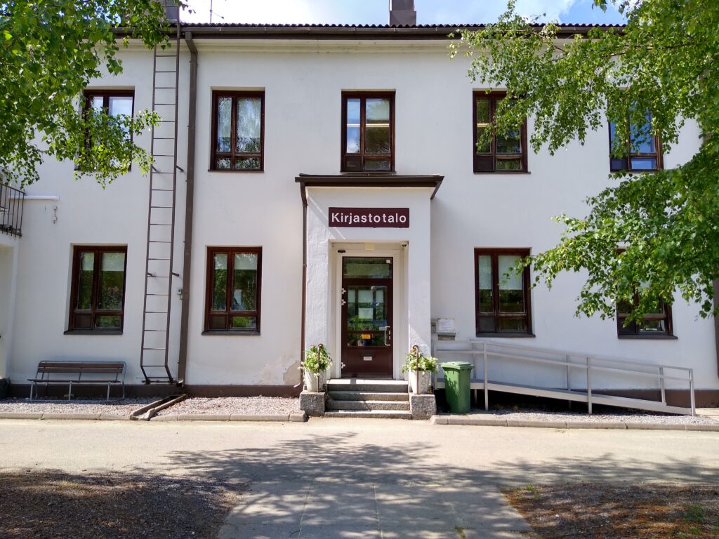 Kuortaneen kunnankirjaston edestäpäin kuvattuna.