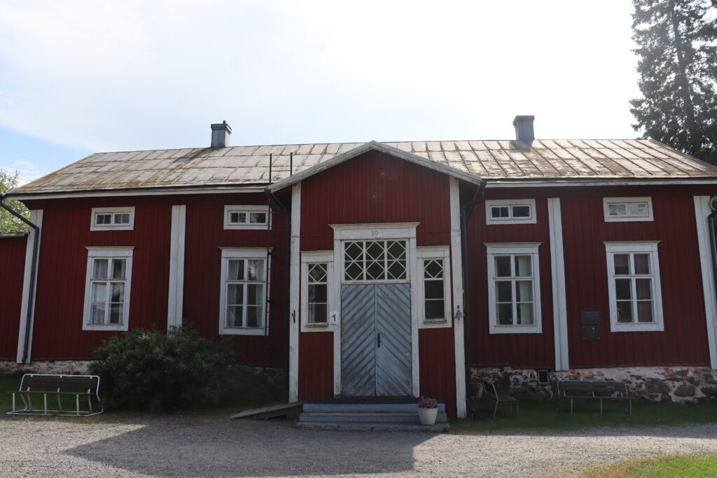 Haapaniemen pappila edestäpäin.