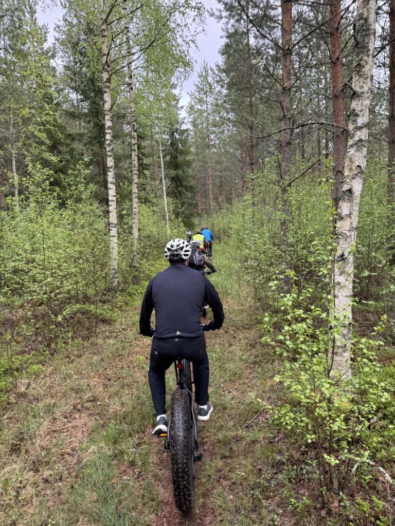 Pyöräilijöitä metsäpolulla
