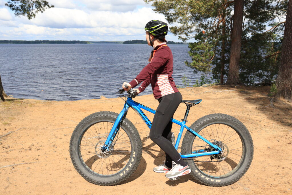Nainen fatbiken selässä