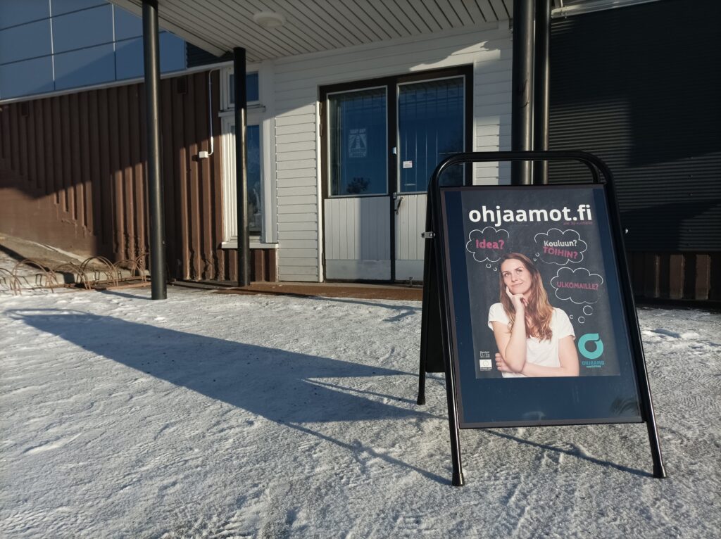 Ohjaamon kuva pihapuolelta