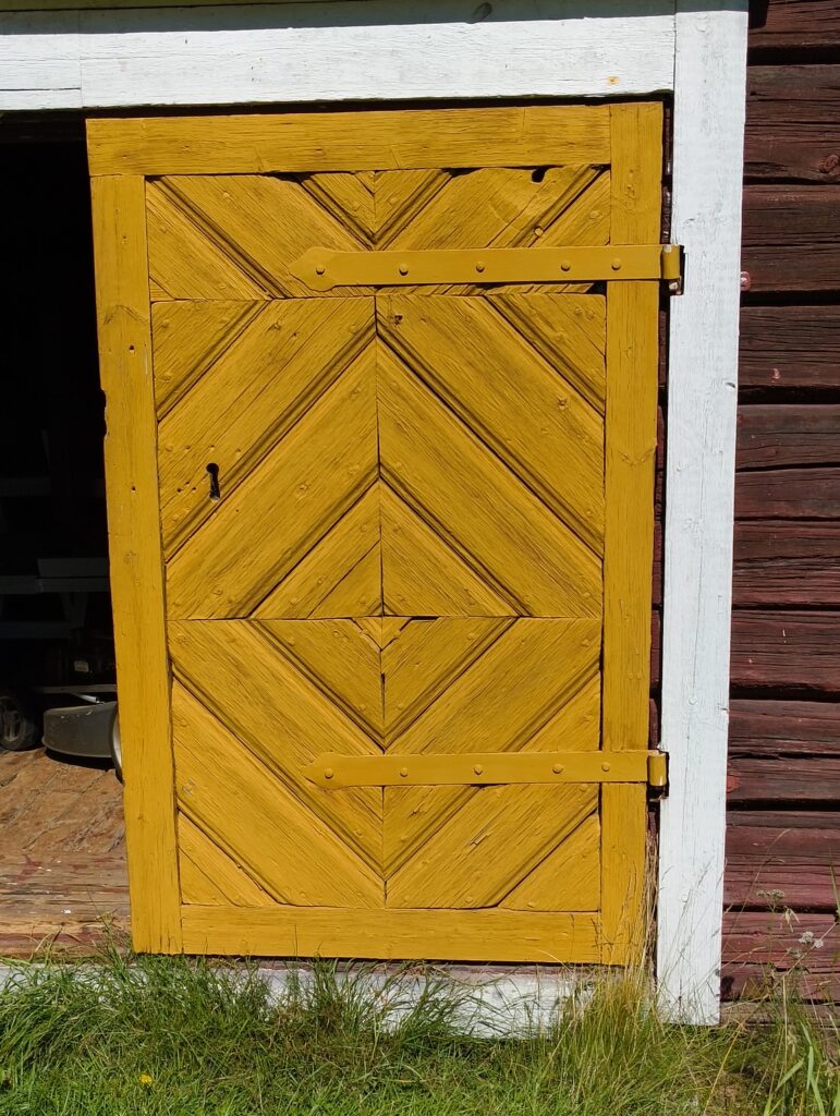 Keltainen vanha puuovi.