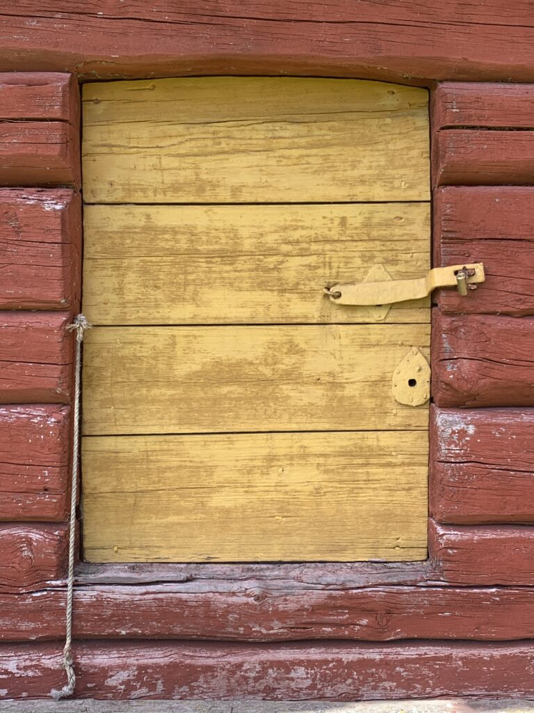 Vanhan aitan keltainen ovi.