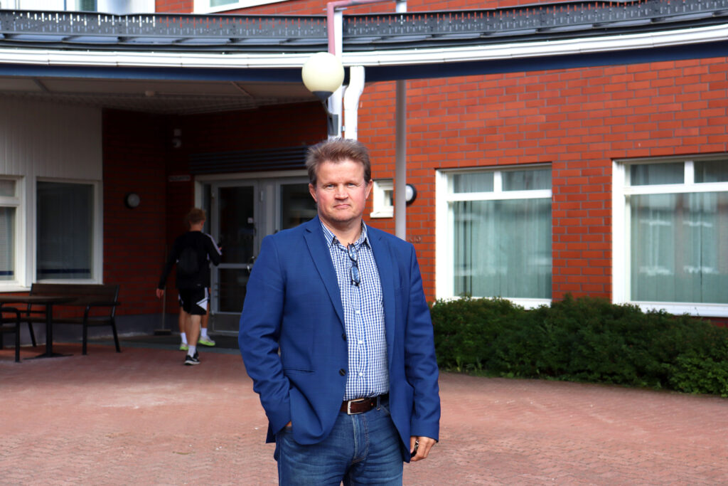 Lukion rehtori Juha Virtanen Kuortaneen lukion pihassa.