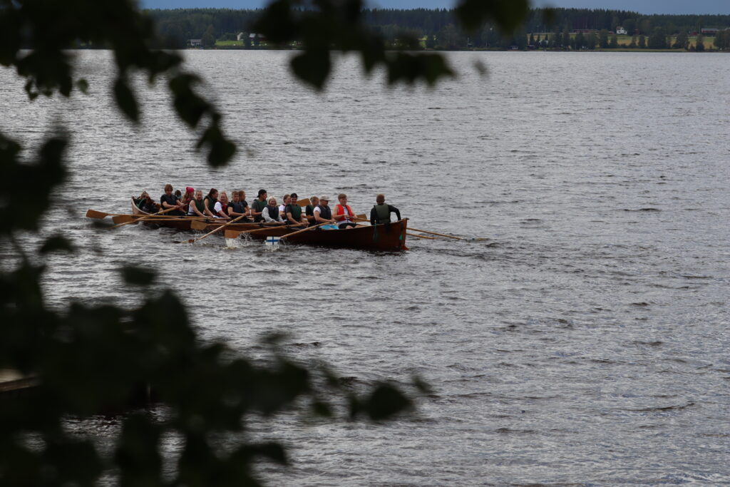 Kirkkovene soutua Kuortaneenjärvellä