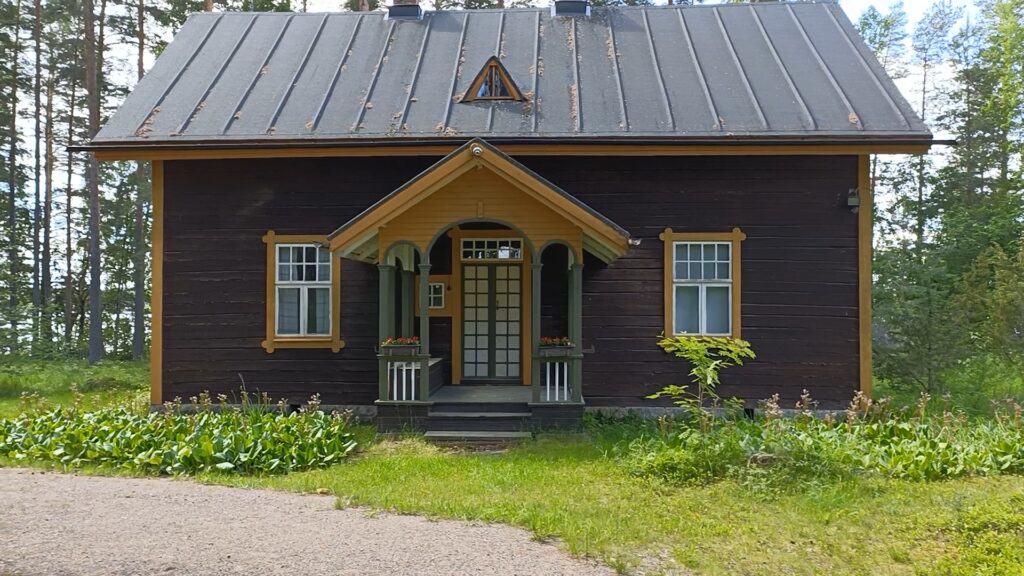 Klemettimuseon päärakennus ulkoa.