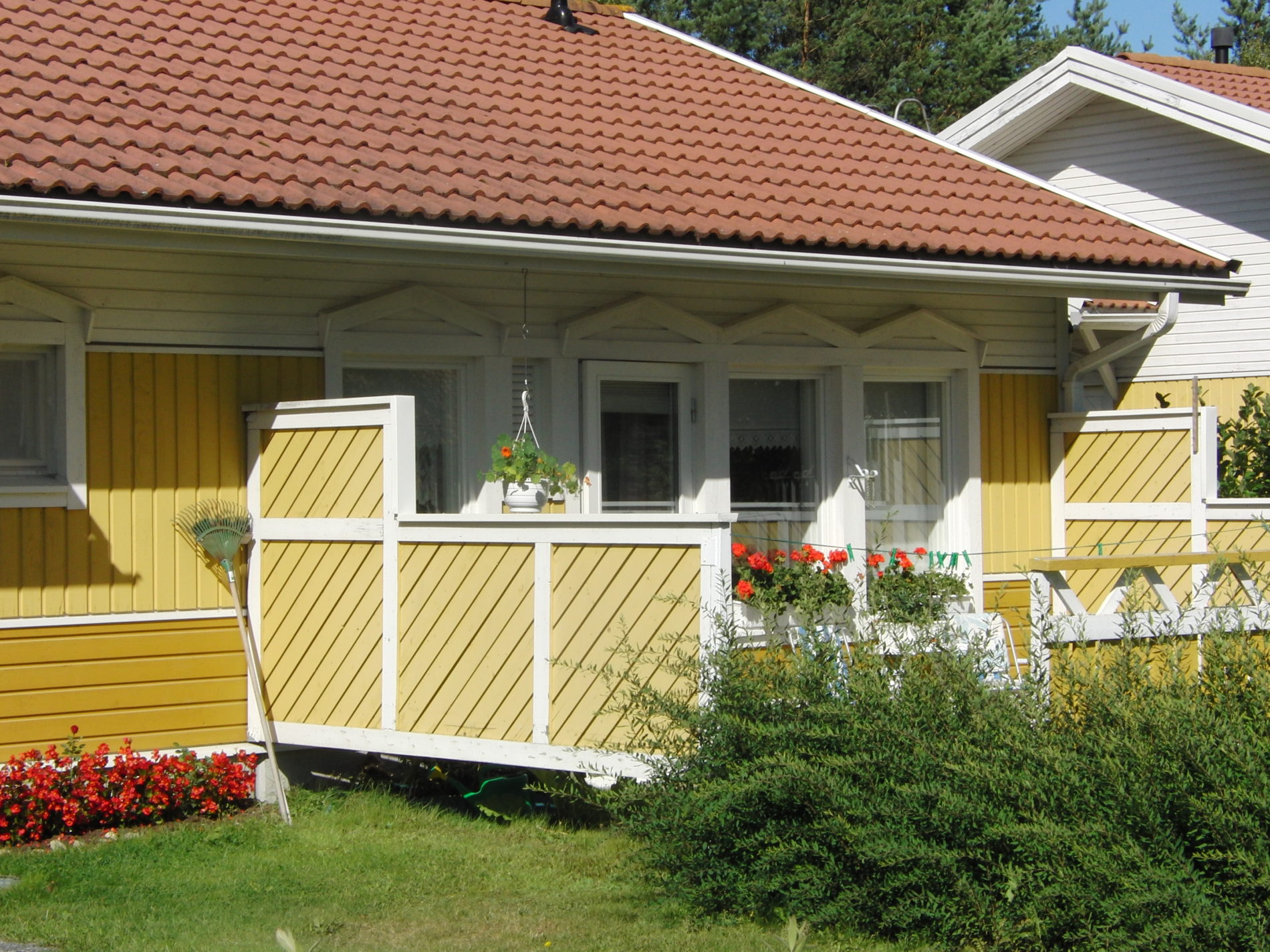 Keltaisen rivitalon takaterassi.