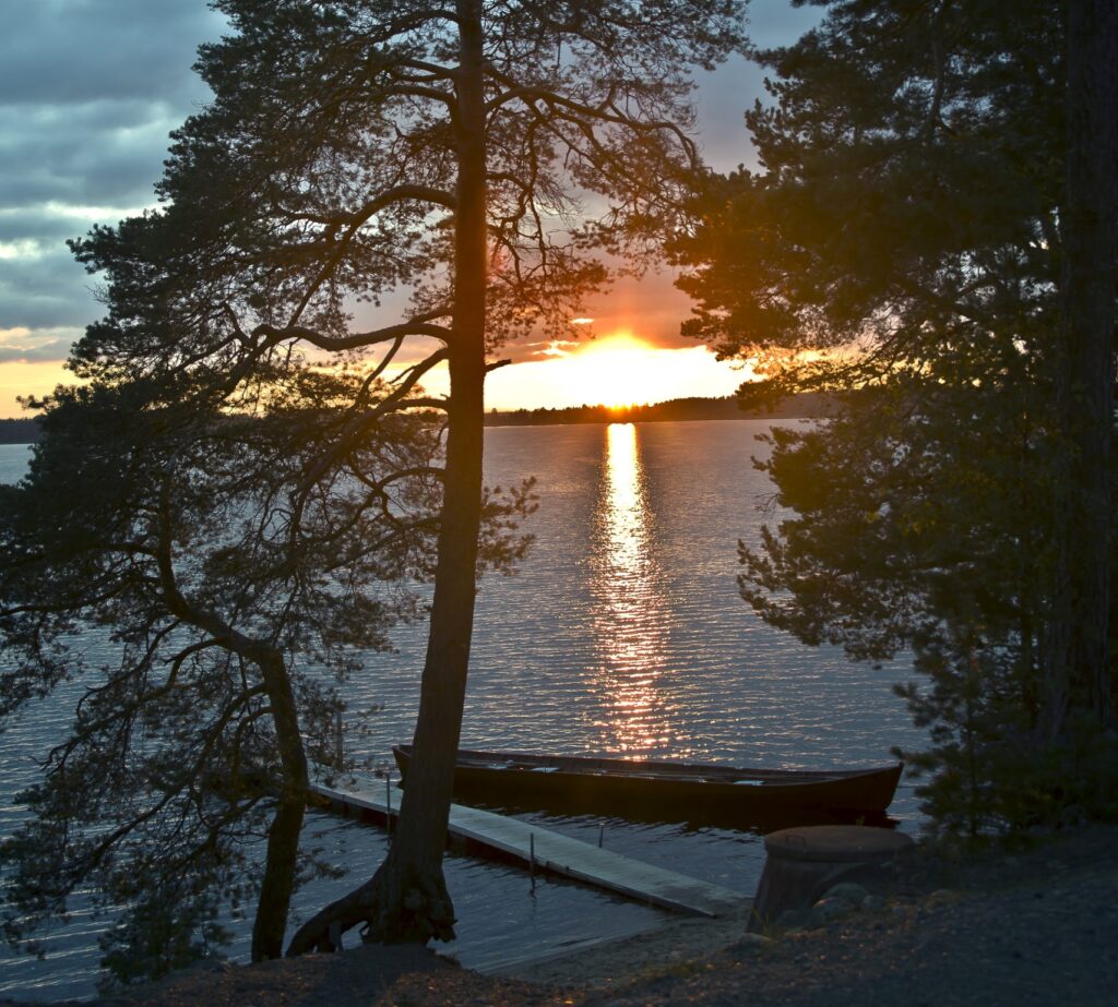 Kuortaneenjärvi, kirkkovene laiturissa, auringonlasku taustalla.