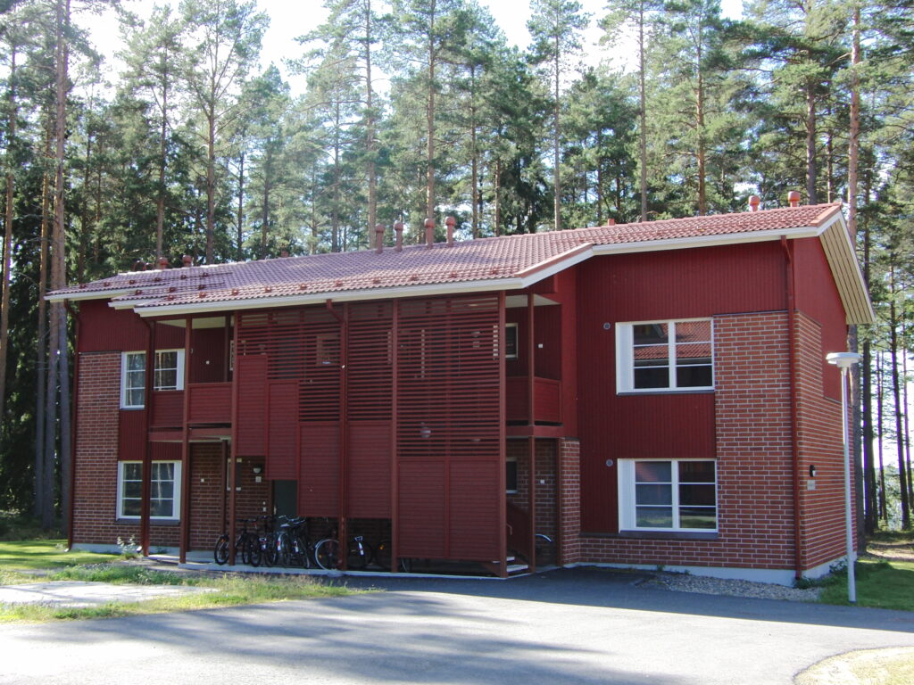 Kaksikerroksinen opiskelija-asunto.