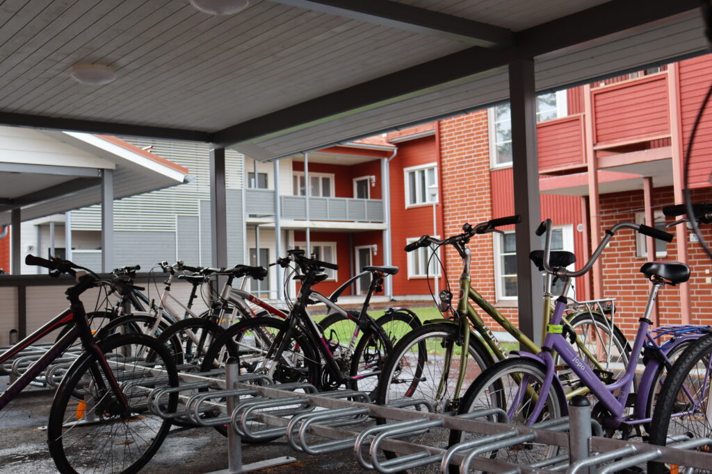 Pyöräkatos opiskelija-asuntojen edessä