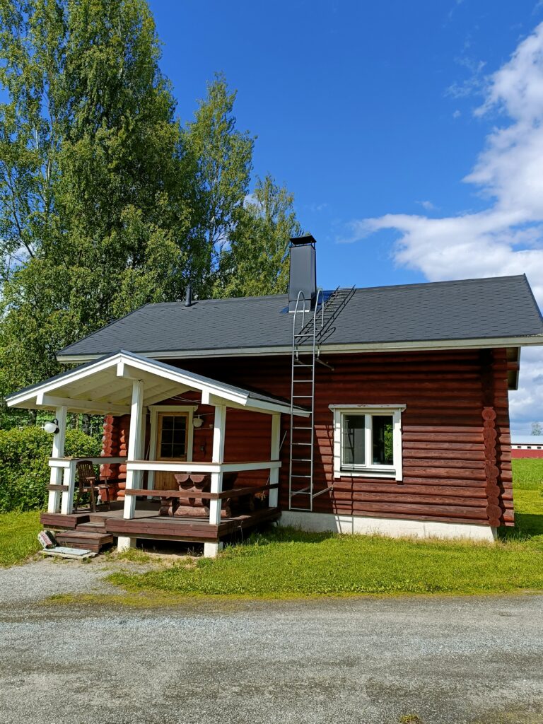 Sarvikkoon koskimökkien mökki ulkoapäin.