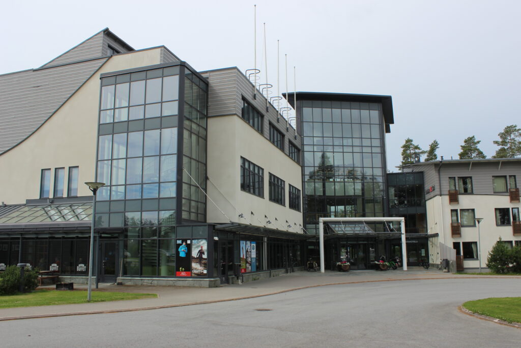 Kuortaneen Urheiluopiston hotellirakennus ulkoa.
