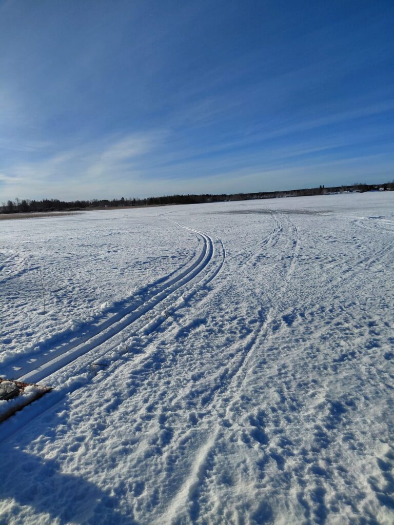 Perinteinen latu-ura järvellä