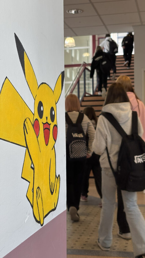 Koululaisia käytävällä.