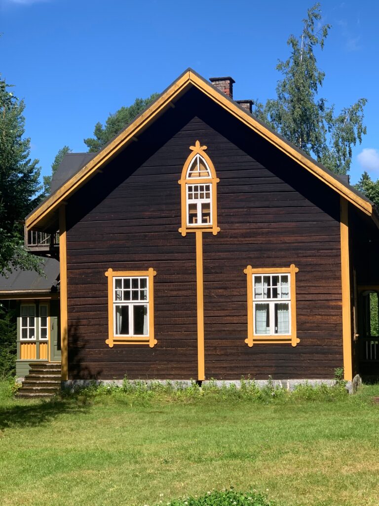 Vanha ruskeahirsinen rakennus.