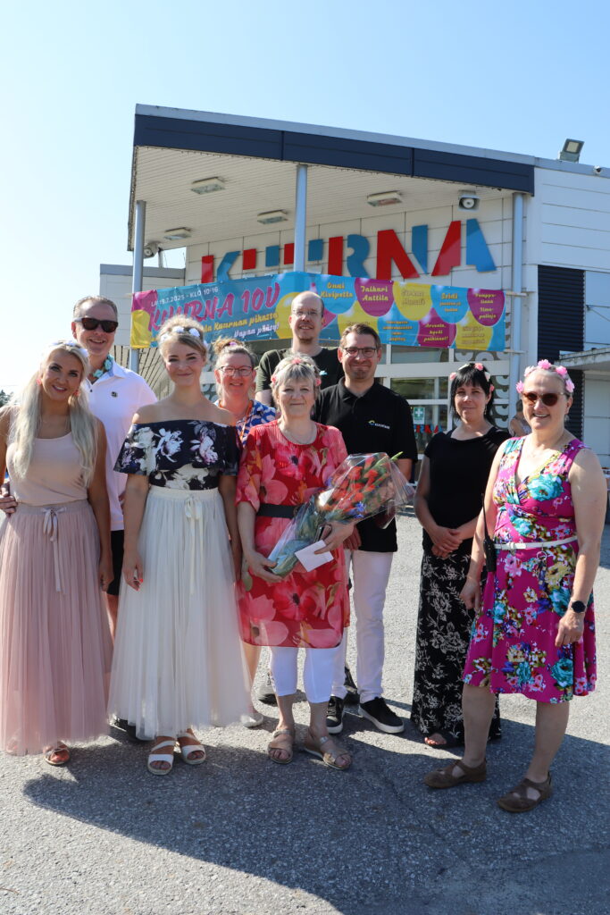 Kauppakeskus Kuurnan toimijoita juhlistamassa 10-vuotista taivalta.