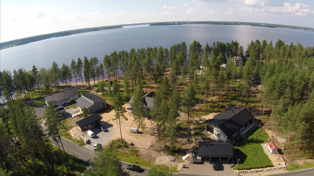 Ilmakuva Vilmeikön alueesta Kuortaneenjärven rannalla.