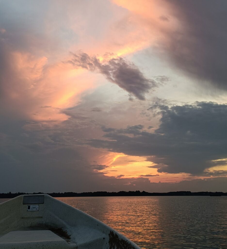 Kuortaneenjärvi auringonlaskun aikaan  veneestä kuvattuna.