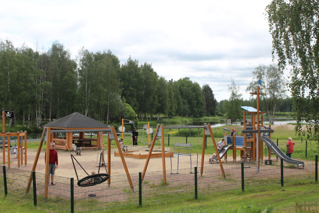 Merirosvopuisto / leikkipuisto Hallisenlammen vieressä.