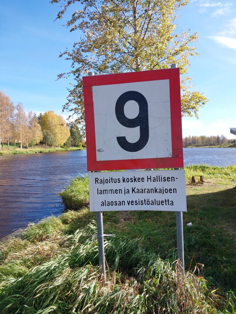 Vesiliikennelain mukainen rajoituskyltti. 9km/h.