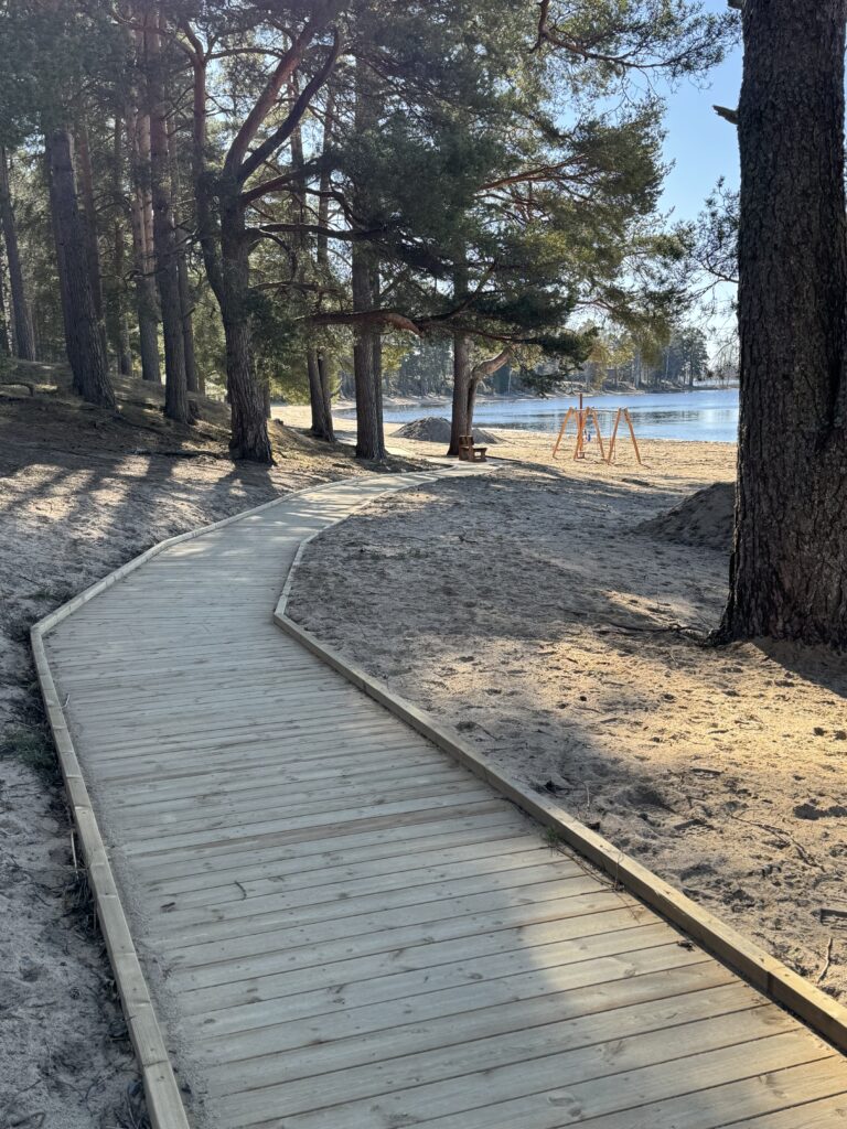 Kuortaneen Rantareitti Kirkkorannan kohdan pitkospuilta.