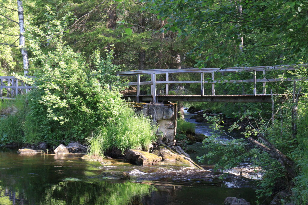 Sarvikkaankoski, jonka ylittää puinen silta.