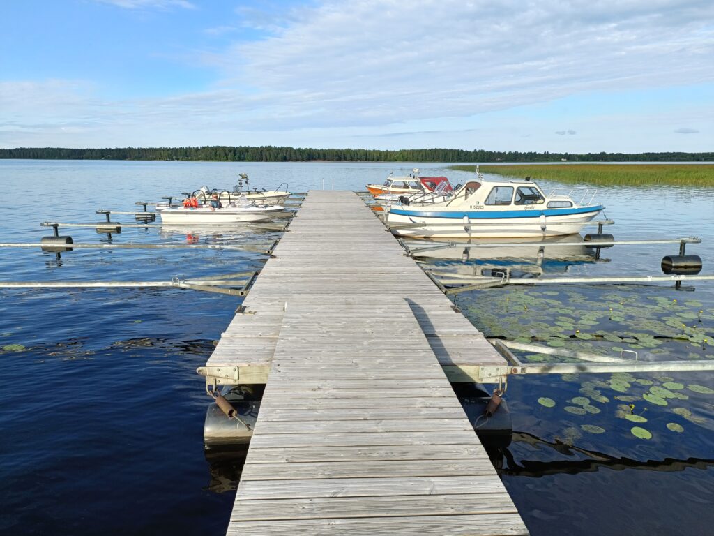 Venelaituri Länsirannalla.