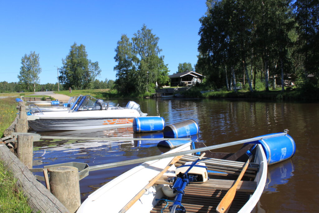 Veneitä venelaiturissa Halisenlammella.