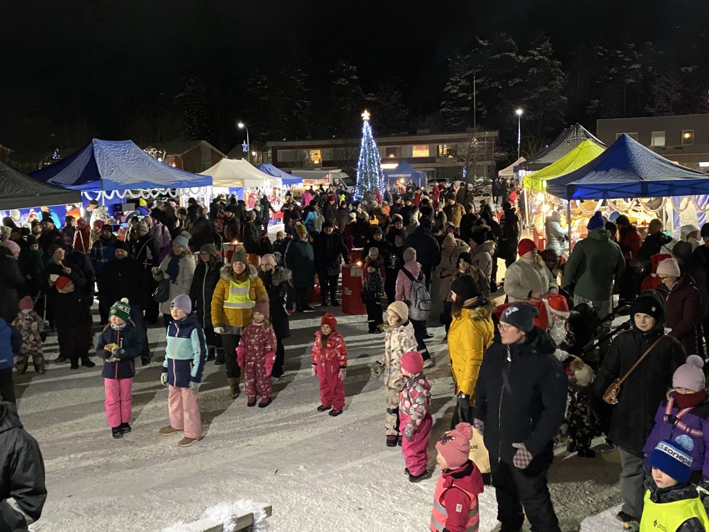 Ihmisiä paljon joulutorilla.