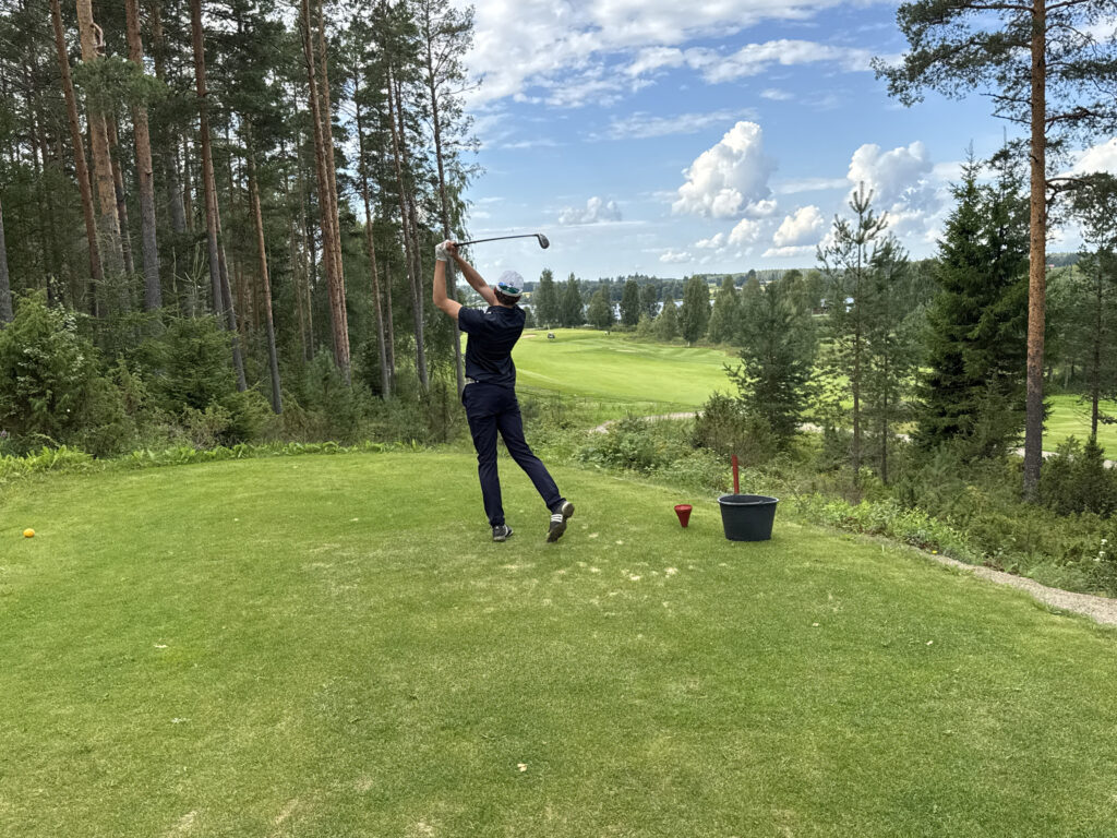 Golfaaja lyö avauslyöntiä.