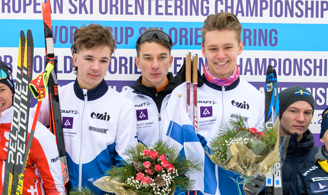 Kuvassa kultaa voittanut hiihtosuunnistuksen 20-vuotiaiden miesten Suomen joukkue palkintopallilla. Vasemmalta oikealle Karri Stevander, Roope Lemberg ja Pyry Riissanen