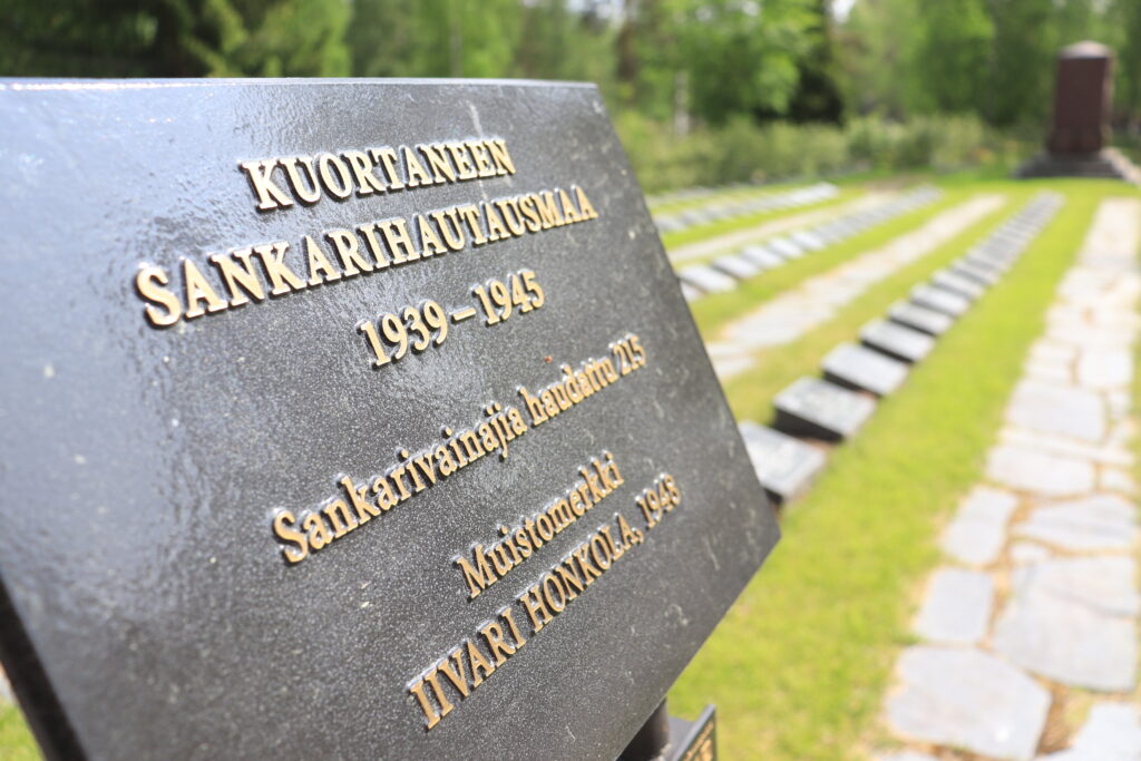 Kuortaneen kirkon sankarihautausmaa-alueen kyltti.