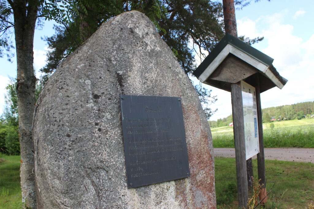 Iso kivi Kuortaneen Salmen kylällä, jossa muistolaatta vuoden 1918 vapaussotaan lähtijöiden muistoksi.