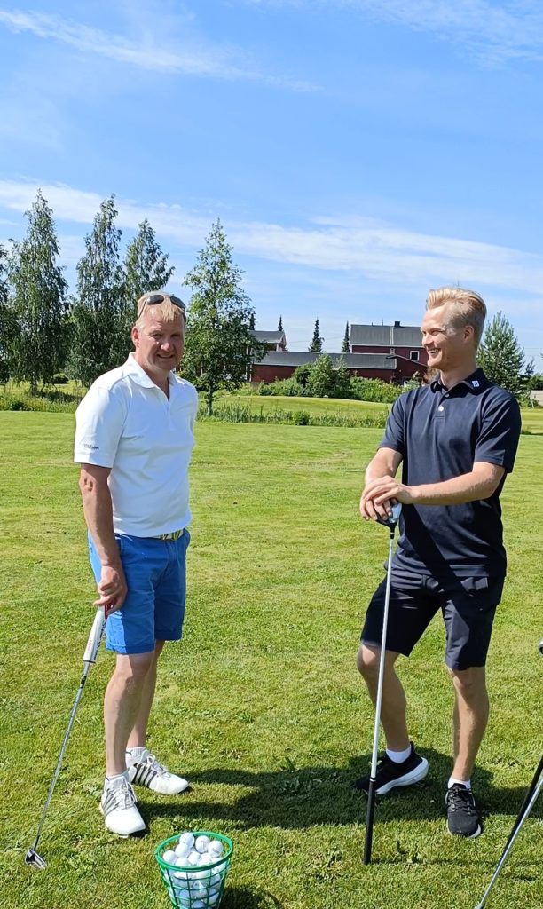 Kuvassa golfopettaja Pasi Puttonen ja toiminnanjohtaja Sami Tynjälä