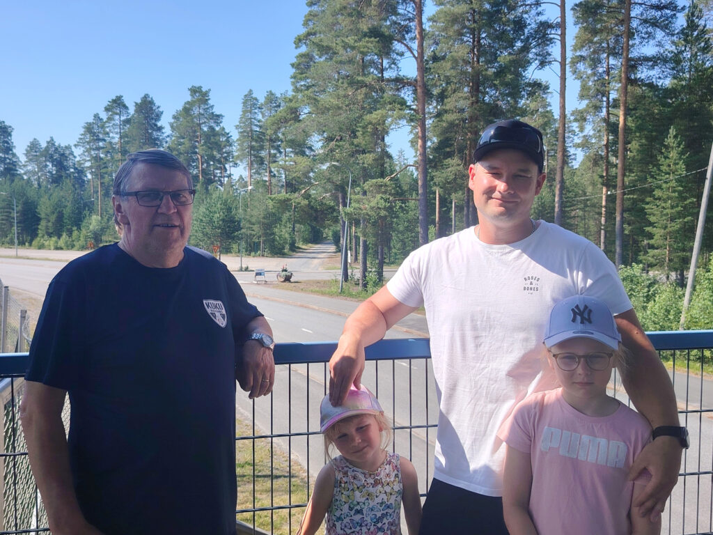 Hannu Sippola ja Pasi Arosarka, jonka tyttäret Amanda ja Saaga Arosarka myös kuvassa.