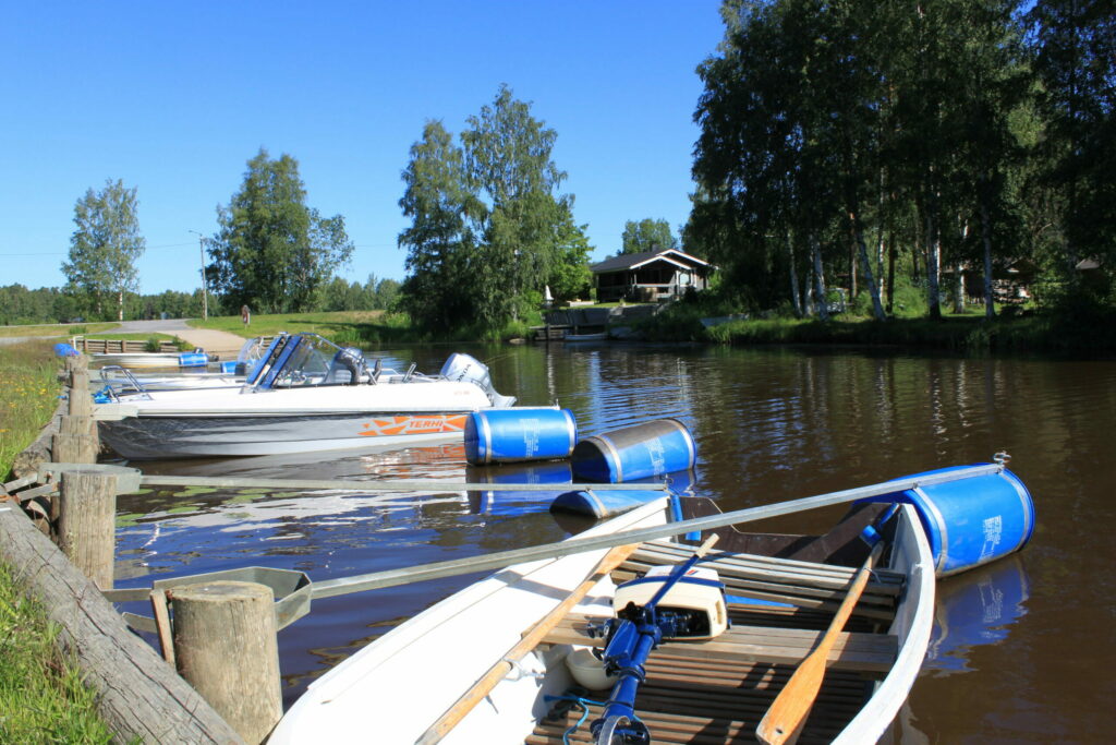 Kuva Hallisenlammen venelaiturista, jossa veneitä kiinni.