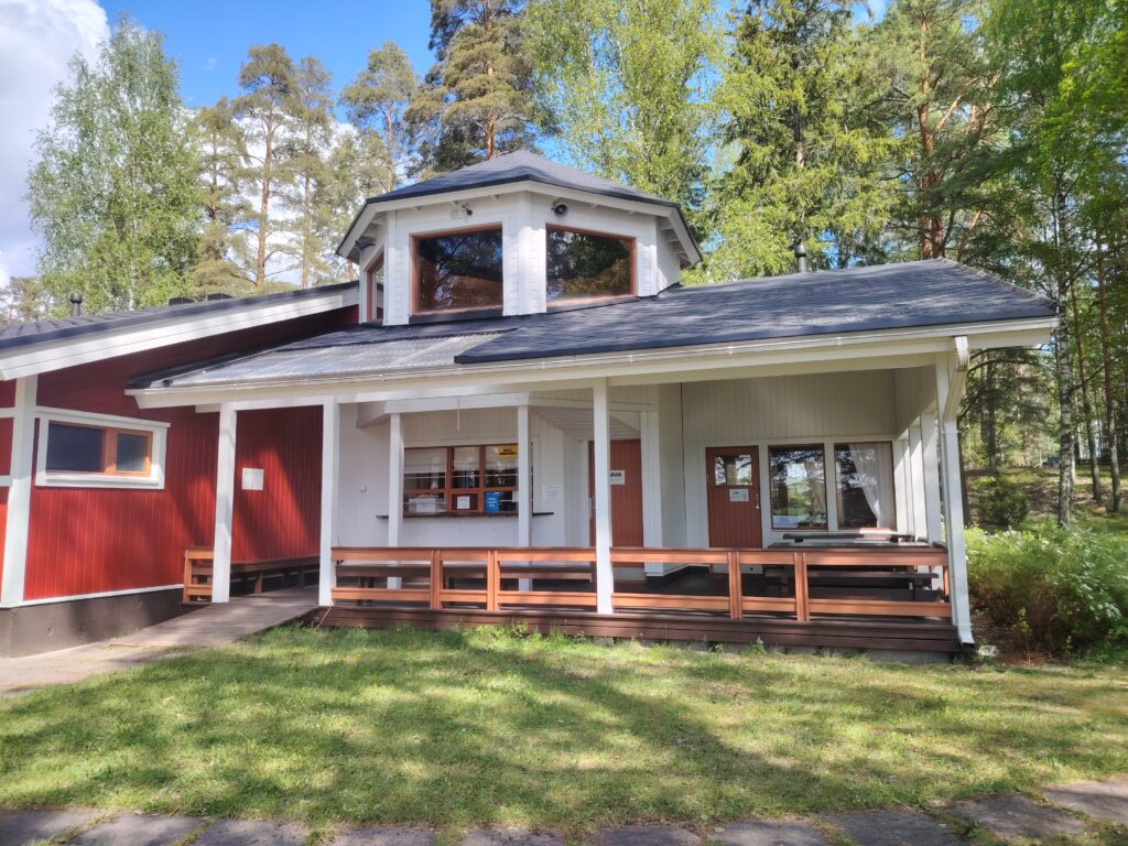 Kesäpesä khvila ulkoapäin kuvattuna.